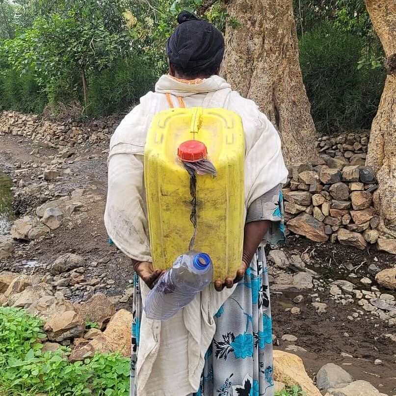 Frau mit Wasserkanister