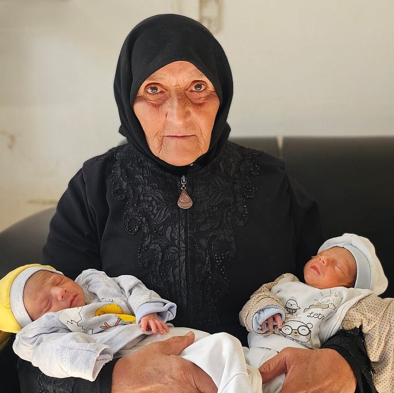 Zahra hält Zwillinge Zahra hält Zwillinge im Arm.