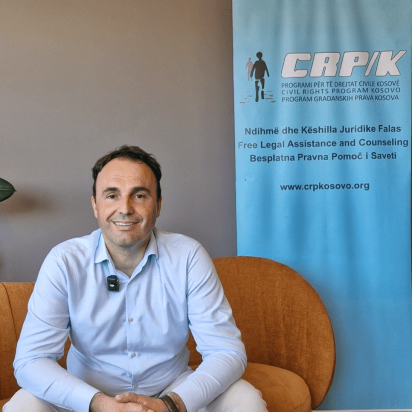 Portraitfoto von Memli Ymeri der CARE-Partnerorganisation Civil Rights Program Kosovo (CRP/K) Memli Ymeri sitzt auf einer Couch in einem Buero und blickt in die Kamera.