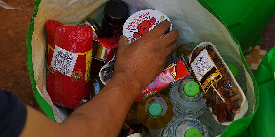 Der Inhalt eines CARE-Lebensmittel-Pakets für die Betroffenen des Erdbebens in Marokko.