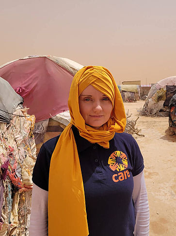 Emergency Communication Officer Sarah Easter steht vor Zelten in Somalia.