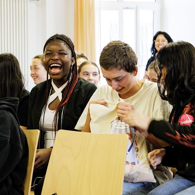 Drei Mädchen lachen Drei Mädchen lachen in die Kamera.