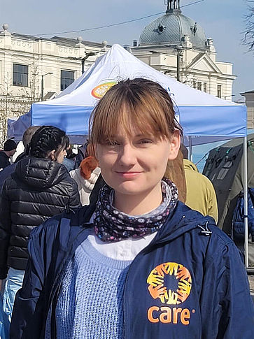 CARE-Helferin Sarah Easter am Bahnhof in Lviv.