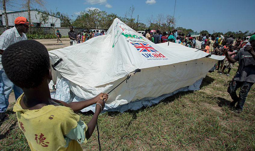 Helfer und Betroffene bauen gemeinsam Zelte auf, nachdem Zyklon Idai viele Häuser unbewohnbar gemacht hat.