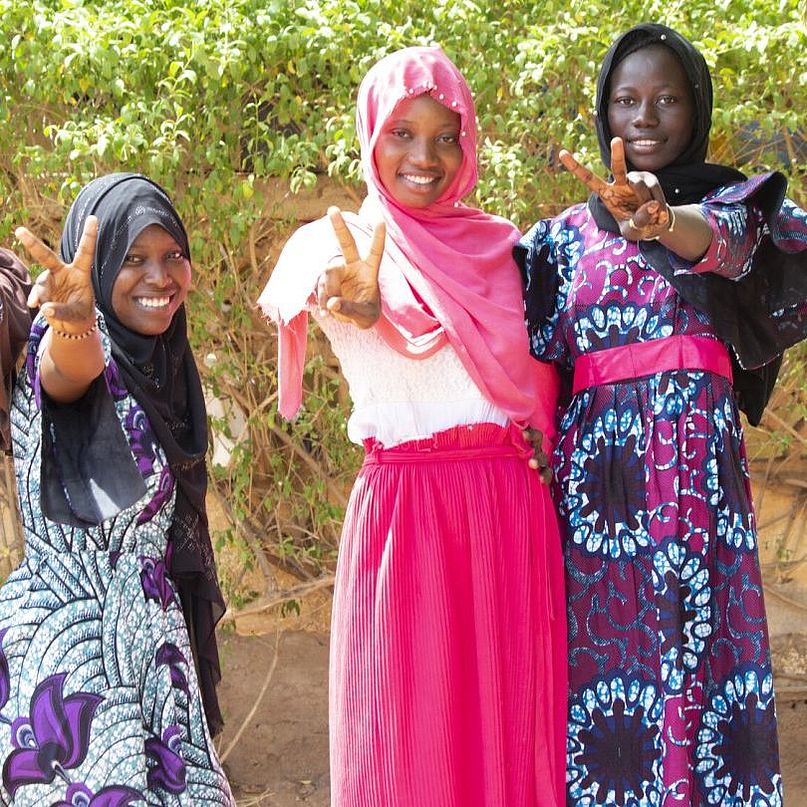 care-mali-bintou-mit-drei-weiteren-frauen.jpg Bintou und drei weitere Frauen lachen in die Kamera.