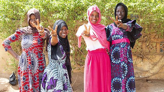 care-mali-bintou-mit-drei-weiteren-frauen.jpg Bintou und drei weitere Frauen lachen in die Kamera.