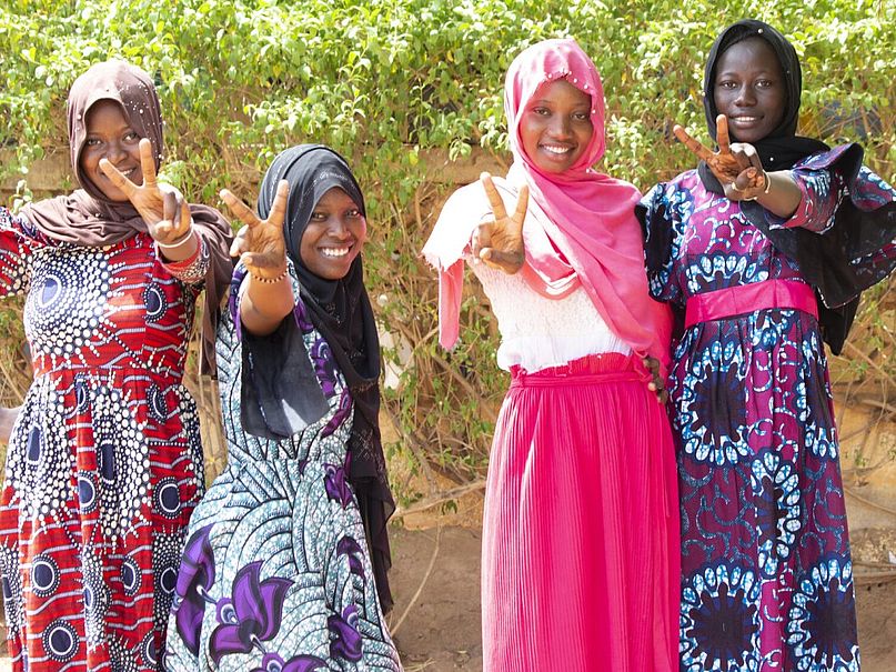 care-mali-bintou-mit-drei-weiteren-frauen.jpg Bintou und drei weitere Frauen lachen in die Kamera.