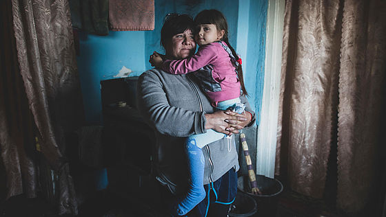 Eine Frau in der Ukraine hält ein Mädchen im Arm