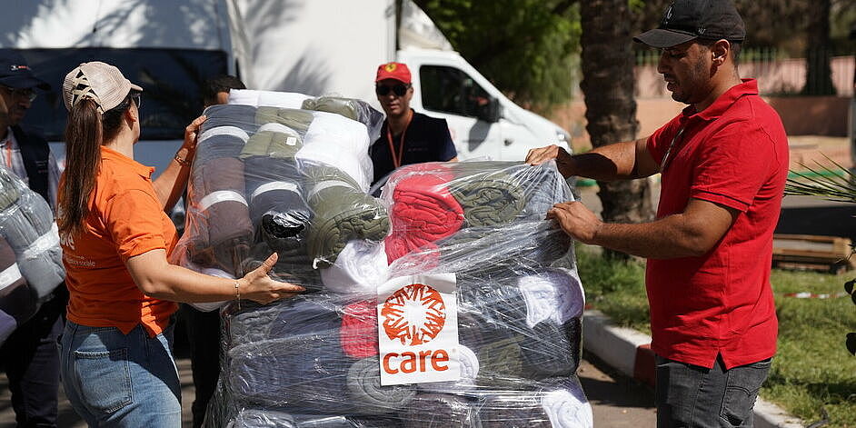 CARE-Helfer:innen mit einer Ladung Decken für die Betroffenen der Erdbeben in Marokko.