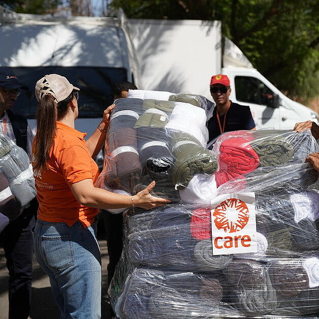 CARE-Helfer:innen mit einer Ladung Decken für die Betroffenen der Erdbeben in Marokko.