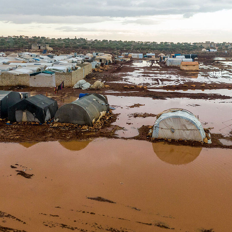 Überschwemmte Zelte im Flüchtlingscamp in Syrien