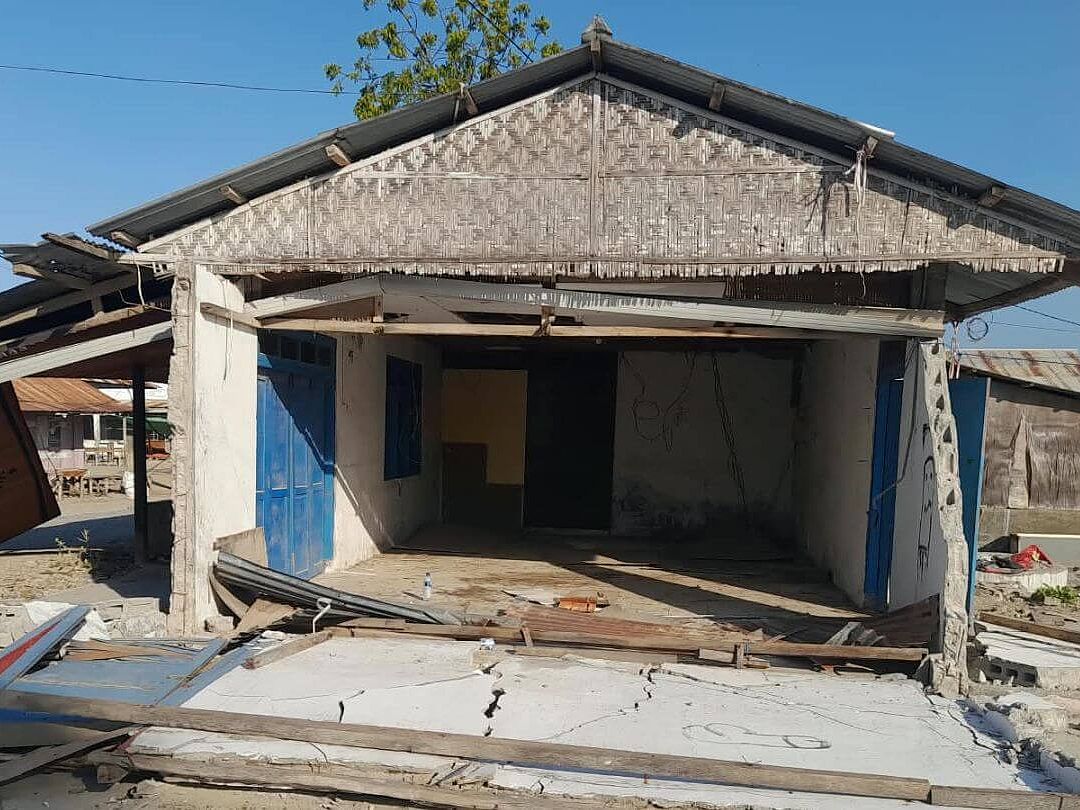 Beschaedigtes Haus in Indonesien Ein beschaedigtes Haus nach Erdbeben in Indonesien.
