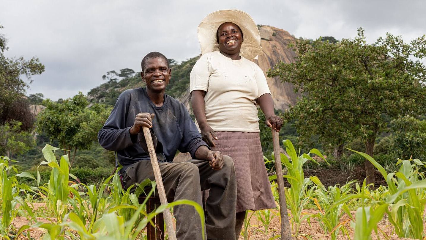 Frau und Mann aus Simbabwe auf einem Feld