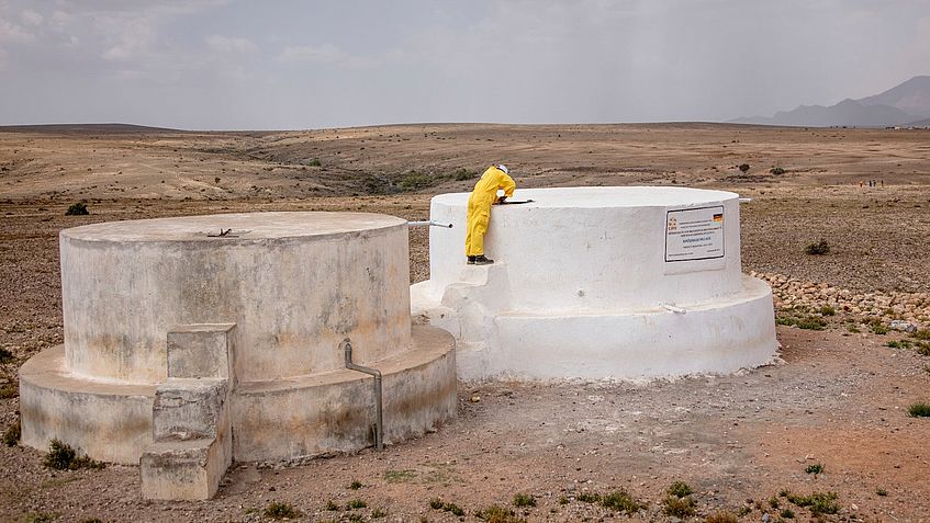 Wassertechniker Mustafa arbeitet an einem Wassertank