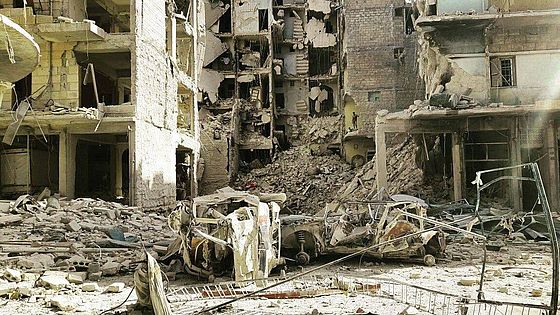 Bild von einem zerstörten Gebäude in Syrien. 