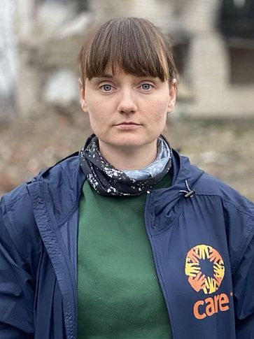 Portraitaufnahme von Sarah Easter in der Ukraine.