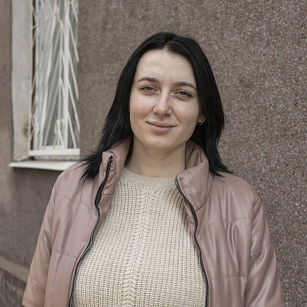 Die zweifache Mutter Dasha aus der Ukraine nach der Flucht vor ihrer Unterkunft.