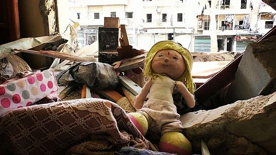 Eine Puppe liegt in den Trümmern eines zerstörten Hauses in Ost-Aleppo.