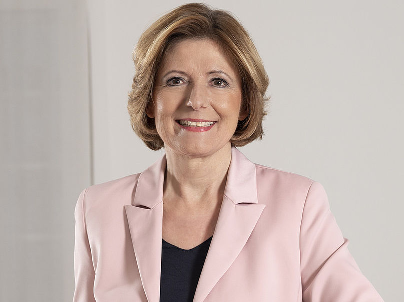 Portraitfoto Malu Dreyer © Staatskanzlei RLP / Elisa Biscotti Portraitfoto der CARE-Deutschland-Schirmherrin Malu Dreyer. © Staatskanzlei RLP / Elisa Biscotti