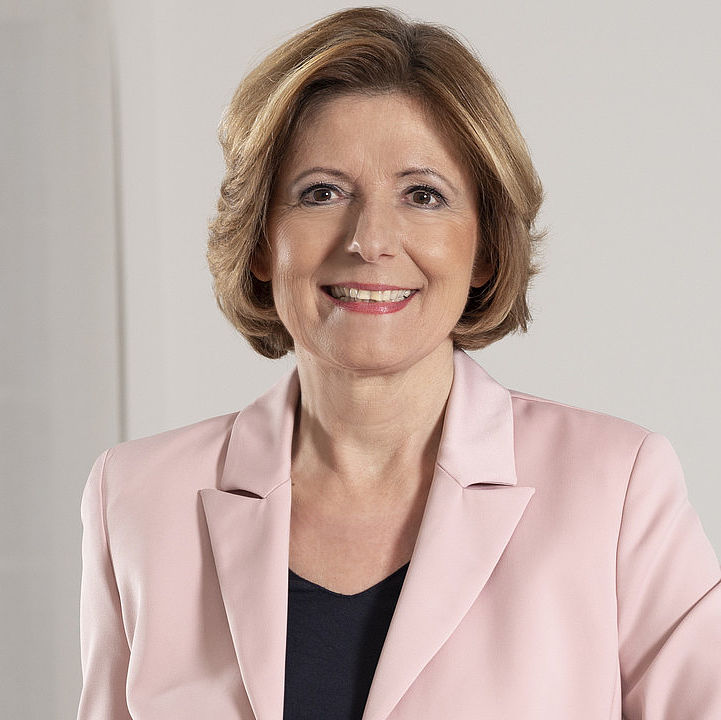 Portraitfoto Malu Dreyer © Staatskanzlei RLP / Elisa Biscotti Portraitfoto der CARE-Deutschland-Schirmherrin Malu Dreyer. © Staatskanzlei RLP / Elisa Biscotti