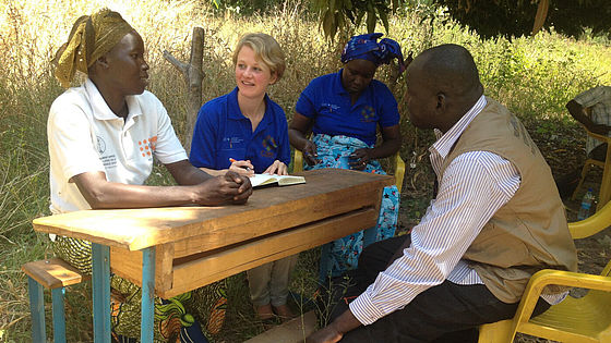 CARE-Deutschland-Mitarbeiterin Male Thienken im Gespräch mit Lucie Mbaijo und zwei anderen Personen im Tschad.
