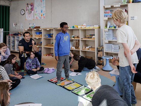 Schüler:innen bei einem KIWI-Workshop Schüler:innen bei einem KIWI-Workshop