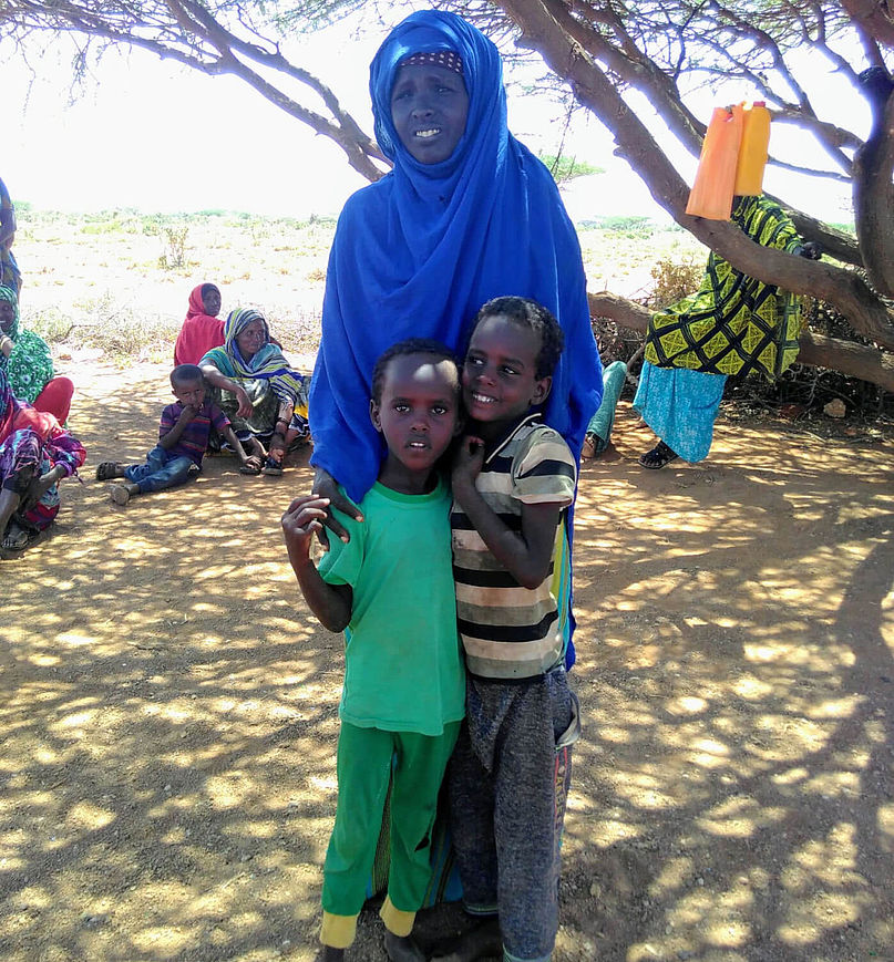Rahma in einem blauen Gewand mit ihren Zwillingssöhnen Hassan und Hussein.