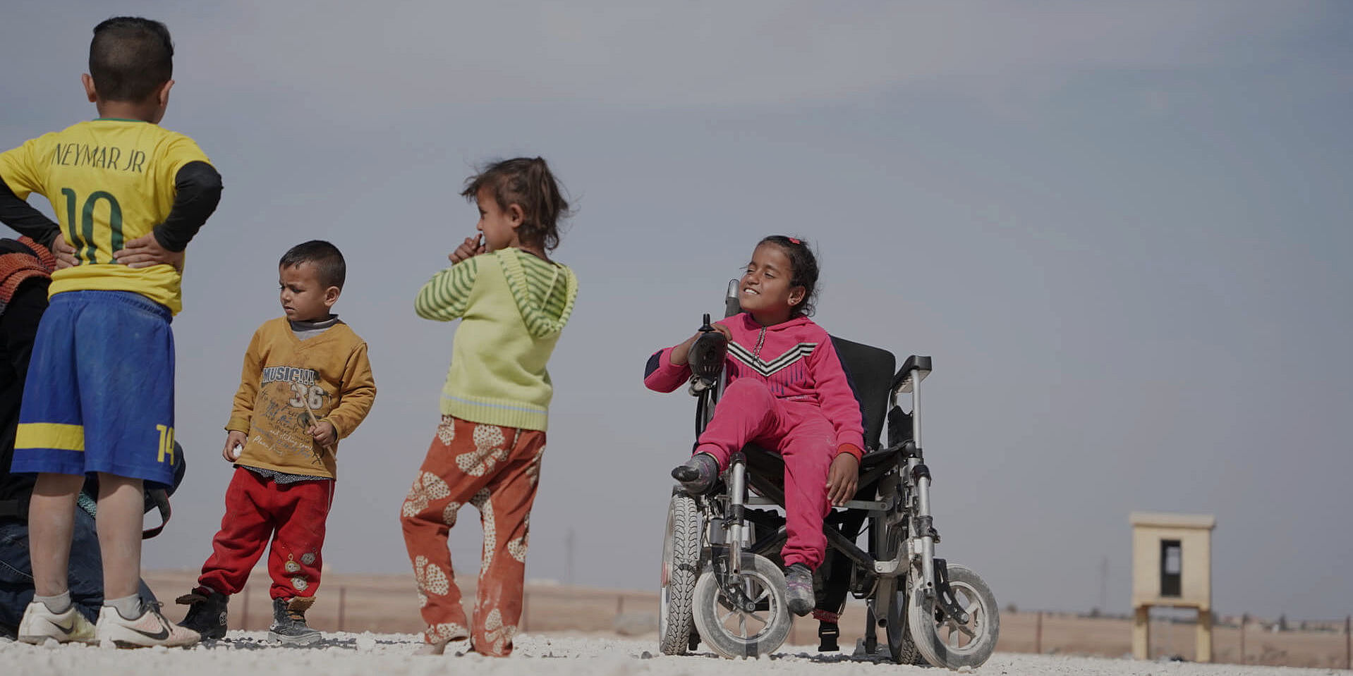 Bushra spielt mit Freunden in einem Flüchtlingscamp in Syrien
