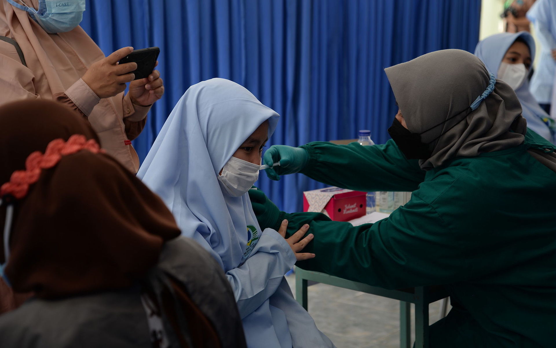 Eine Schülerin in Indonesien wird geimpft
