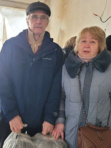 Vlodomyr und seine Frau stehen bei einer Verteilung.