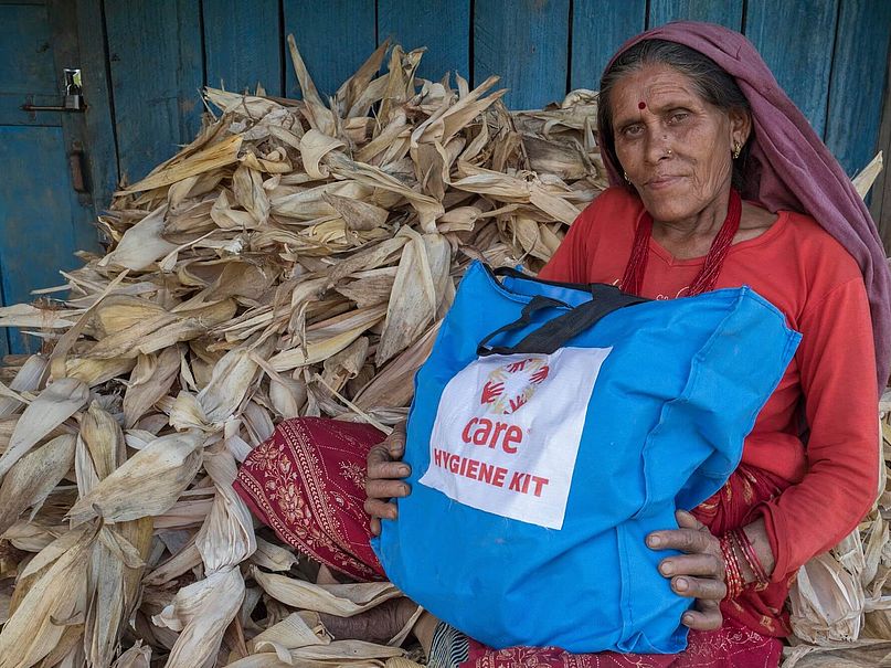 Frau mit Hygienepaket Eine ältere Frau hat nach dem schweren Erdbeben in Nepal 2015 ein Hygienepaket von CARE erhalten.