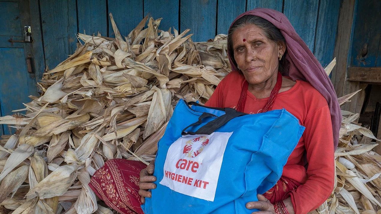 Eine ältere Frau hat nach dem schweren Erdbeben in Nepal 2015 ein Hygienepaket von CARE erhalten.