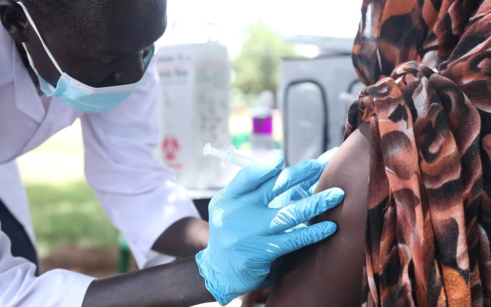 Eine Frau im Südsudan wird geimpft