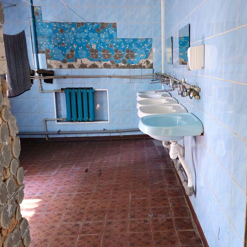 Repariertes Badezimmer Ein repariertes Badezimmer ist einfach eingerichtet.