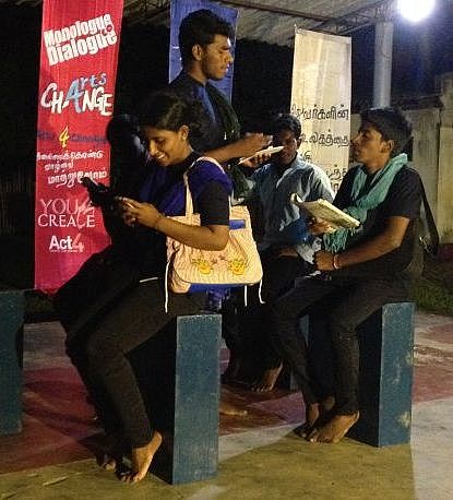 Junge Menschen in Sri Lanka spielen Theater