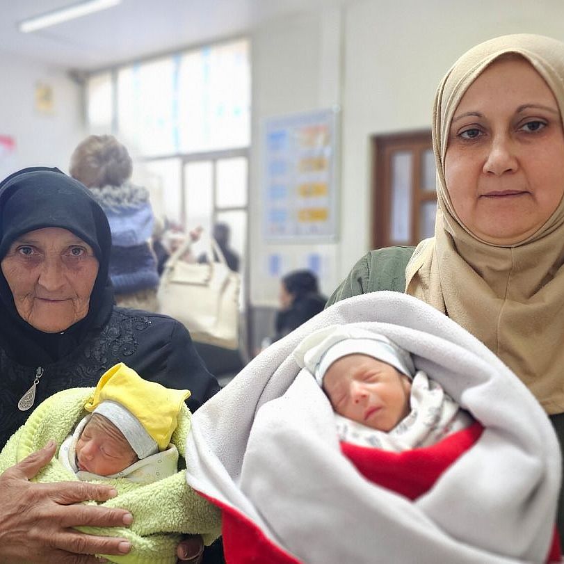 Zahra und die leitende Hebamme Zahra und die leitende Hebamme halten Babys.