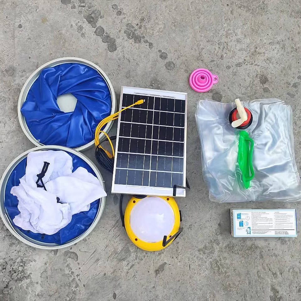 Solar- und Wasser-Kit aus modernem CARE-Paket Solar- und Wasser-Kit aus dem modernen CARE-Paket