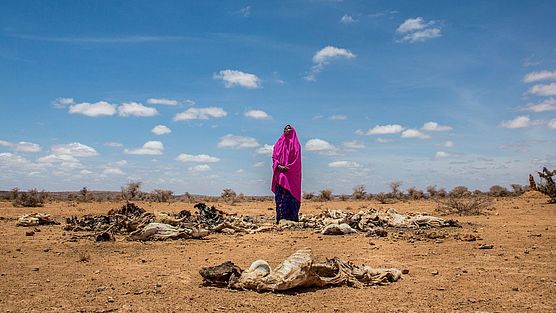 Eine Frau steht in der Wüste
