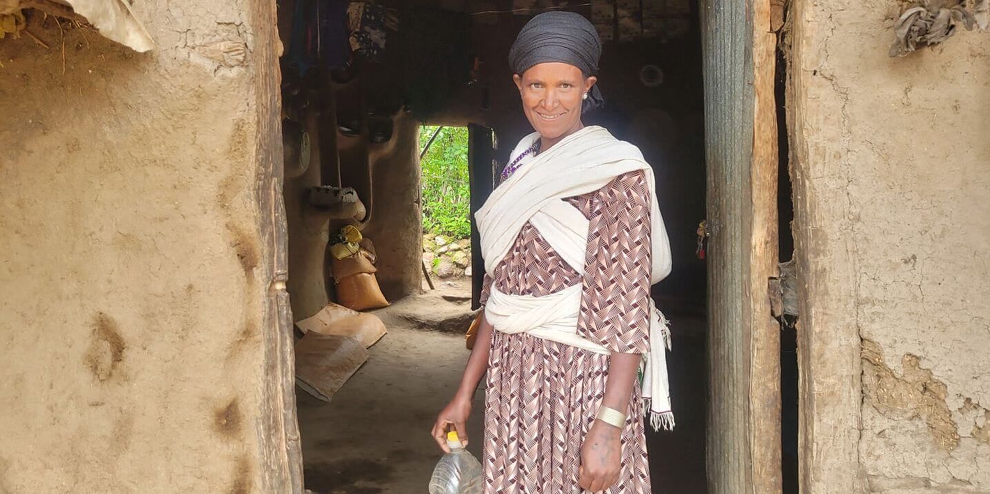 Fana aus Äthiopien steht vor ihrem Haus