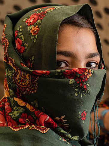 Eine Afghanin mit bedecktem Gesicht blickt in die Kamera