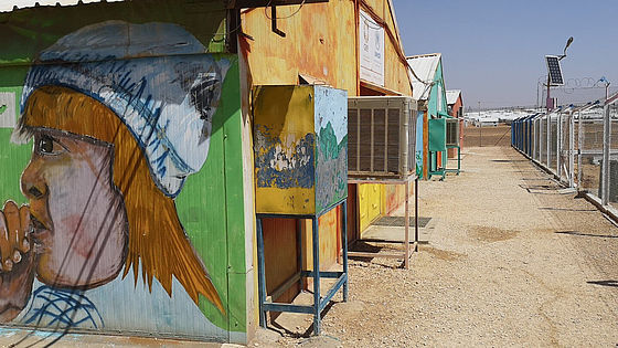Mit Graffitis bemalte Rückseite des Flüchtlingscamps Azraq in Jordanien