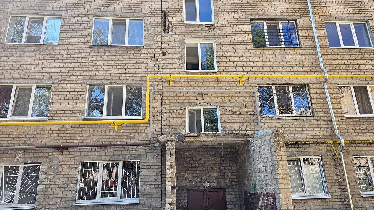 Repariertes Studentenwohnheim Die Fassade eines Studentenwohnheims, welches notdürftig repariert wurde und nun als Geflüchtetenunterkunft dient.