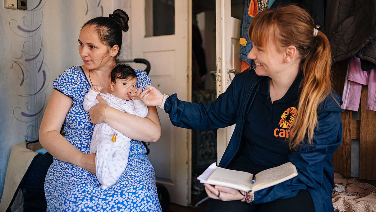 Sarah Easter mit einer Bewohnerin der Notunterkunft und ihrem Baby.