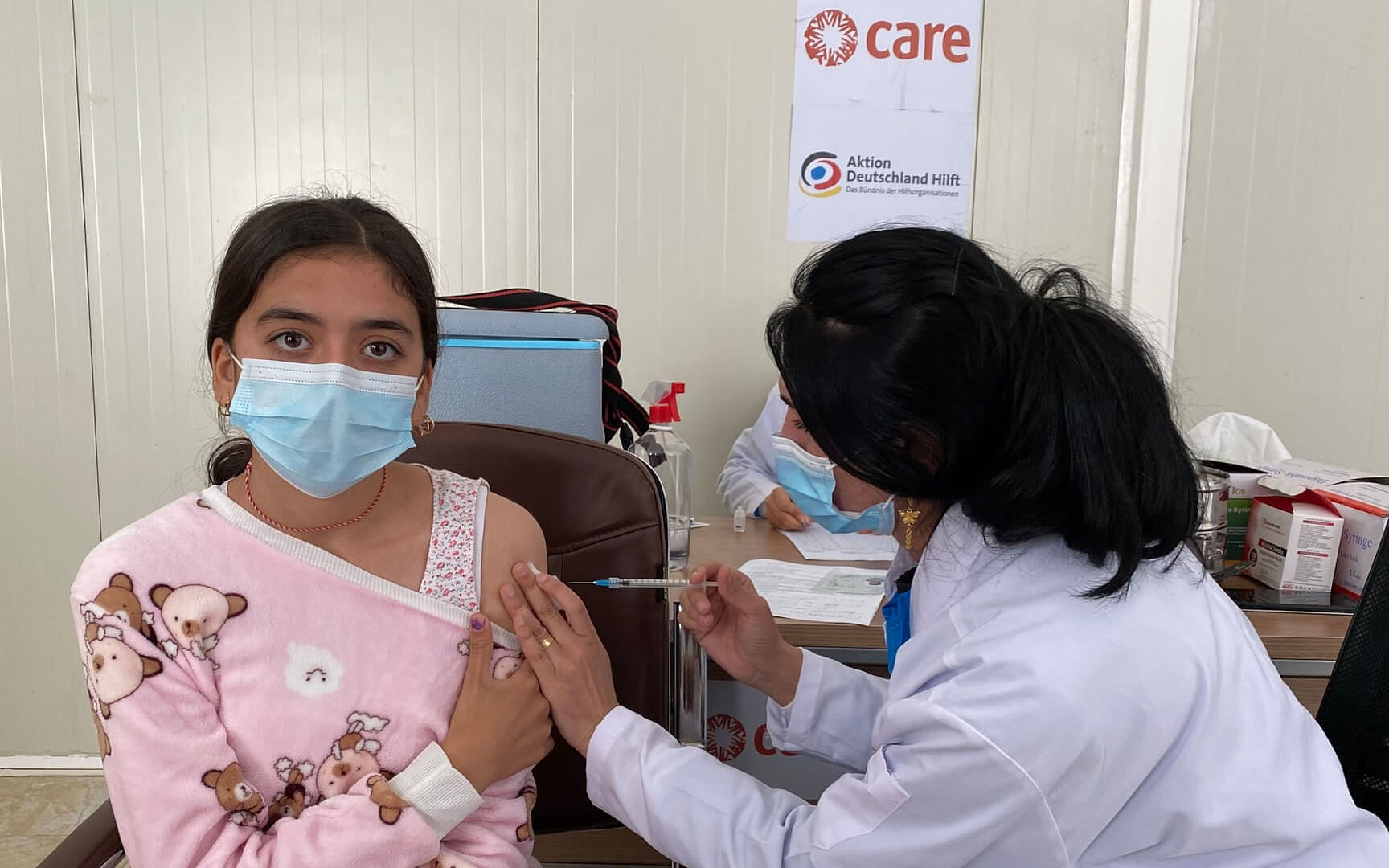Ein Mädchen im Irak wird geimpft