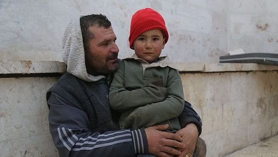 Vertriebener aus Syrien mit seinem Sohn.