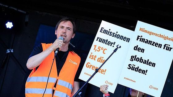CARE Klimaexperte Sven Harmeling spricht auf der Klimademo in Bonn.