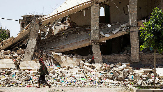 Überall zerstörte Gebäude: Nach der Eskalation des Konflikts im Jahre 2015 benötigen Millionen Menschen im Jemen dringend Nahrung, sauberes Wasser, eine Gesundheitsversorgung und Zugang zu Arbeit.