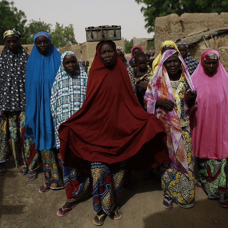 Mitglieder der Kleinspargruppe in bunter Kleidung in Kagadam im Niger