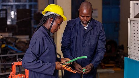 Prisca im Gespräch mit Kollege Prisca im Gespräch mit einem Kollege.