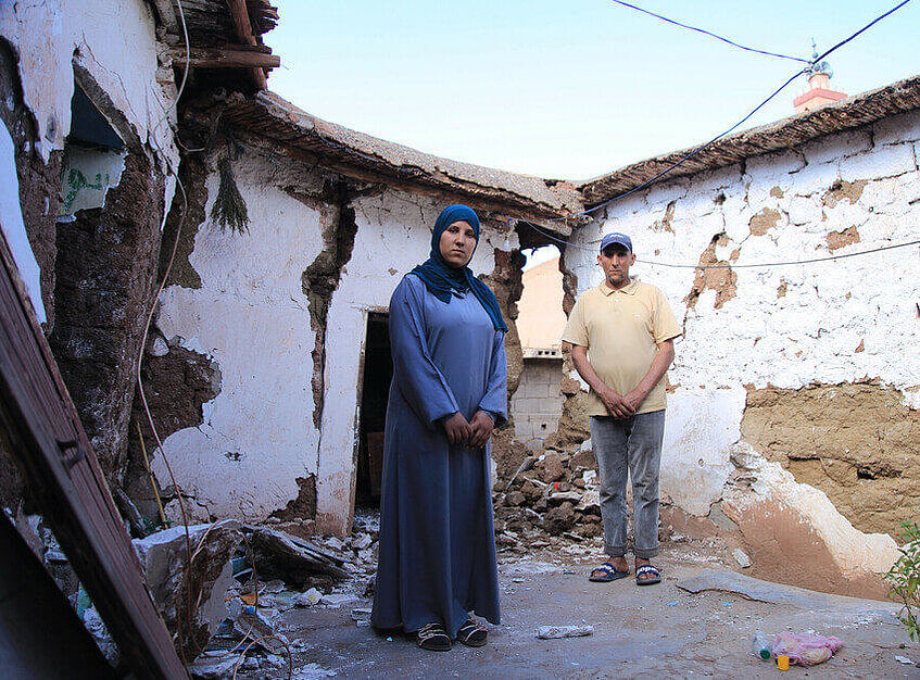Vater und Tochter stehen in den Trümmern ihres Hauses nach den verheerenden Erdbeben in Marokko.